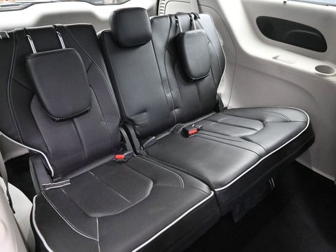 Used 2024 Chrysler Pacifica Limited image 10