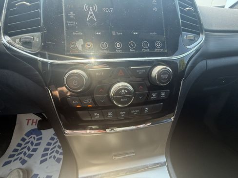 Used 2021 Jeep Grand Cherokee Laredo X AWD/4WD image 13