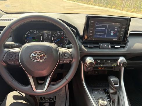 Used 2022 Toyota RAV4 XLE Premium image 6
