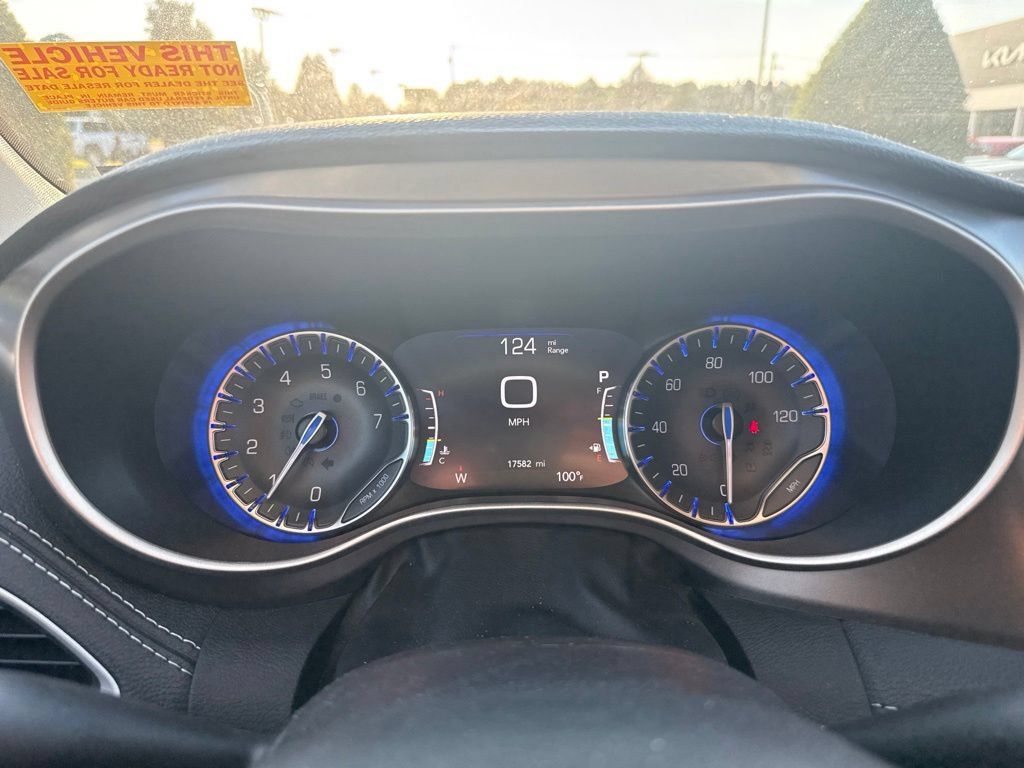 Used 2023 Chrysler Pacifica Touring-L AWD/4WD image 10