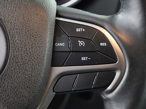 Used 2018 Jeep Grand Cherokee Altitude AWD/4WD image 25