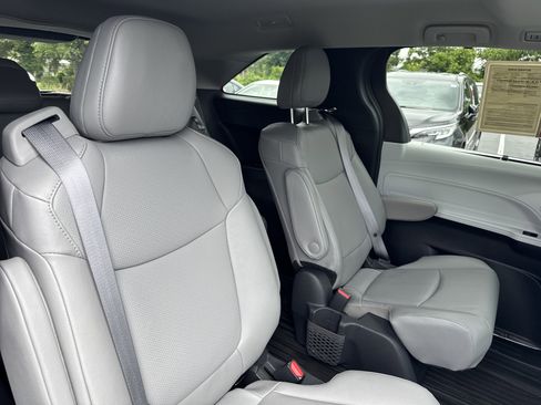 Used 2025 Toyota Sienna XLE FWD image 36
