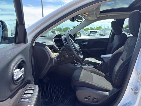 Used 2015 Jeep Cherokee Latitude w/ Comfort/Convenience Group AWD/4WD image 12