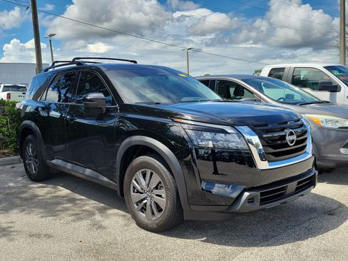Certified 2025 Nissan Pathfinder SV w/ SV Premium Package FWD image 2