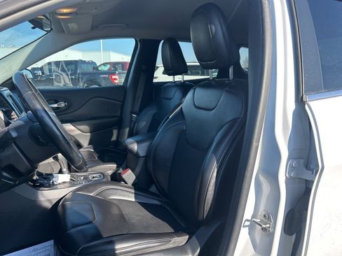 Certified 2019 Jeep Cherokee Latitude Plus w/ Cold Weather Group image 9