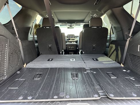 Used 2021 GMC Yukon SLT w/ SLT Premium Package image 35