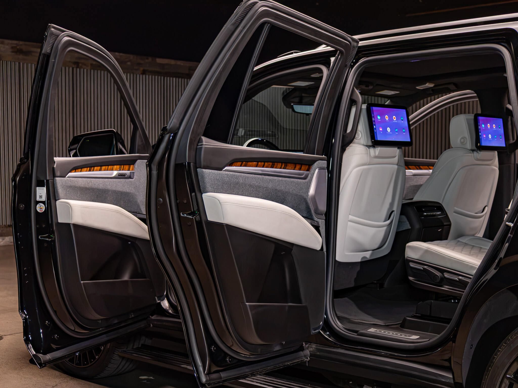 Used 2025 Cadillac Escalade Sport Platinum w/ LPO, Floor Liner Package AWD/4WD image 29