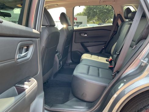 Used 2025 Nissan Rogue SV w/ SV Premium Package FWD image 22