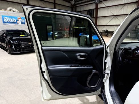 Used 2018 Jeep Renegade Limited w/ UConnect 8.4 Nav Group FWD image 11