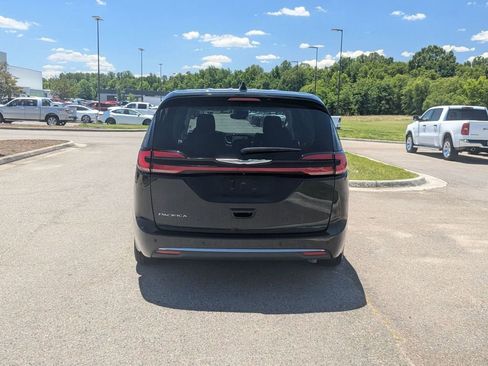 Used 2023 Chrysler Pacifica Touring-L FWD image 4