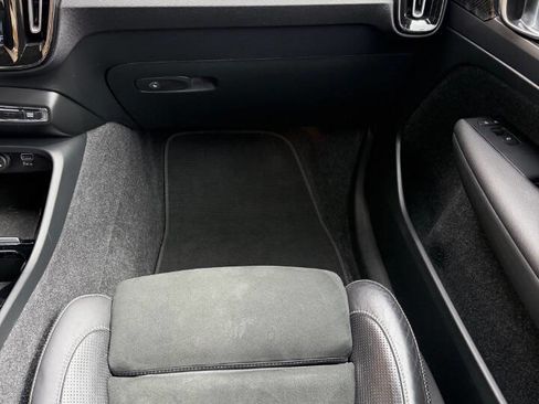 Used 2020 Volvo XC40 T5 R-Design image 11