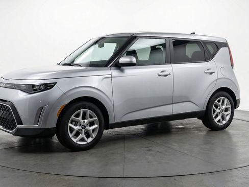 Used 2025 Kia Soul LX w/ LX Technology Package FWD image 3