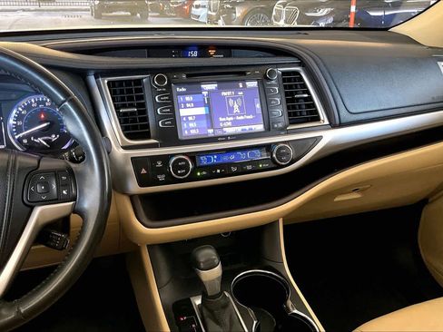 Used 2014 Toyota Highlander XLE image 6