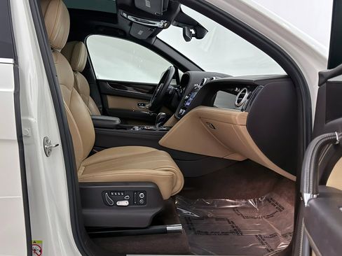 Used 2018 Bentley Bentayga image 28