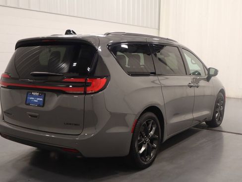 Used 2025 Chrysler Pacifica Limited image 9