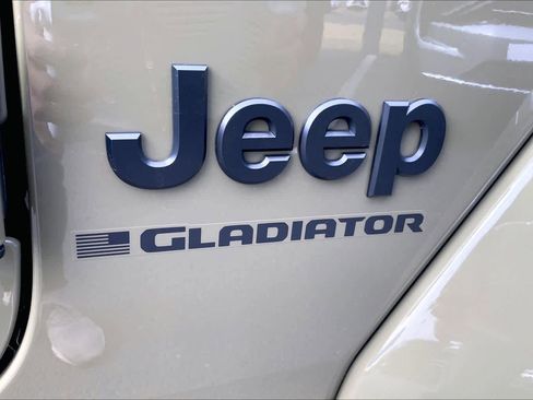 Used 2025 Jeep Gladiator Sport image 31