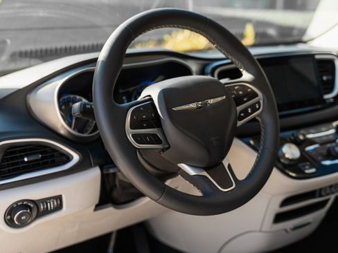 Used 2024 Chrysler Pacifica Touring-L image 10