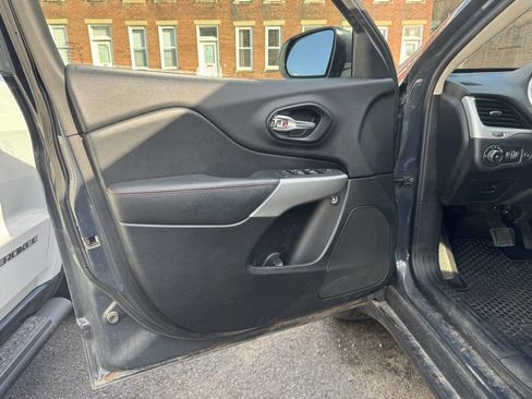 Used 2017 Jeep Cherokee Trailhawk w/ Comfort/Convenience Group AWD/4WD image 10