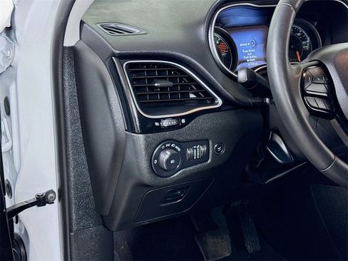 Used 2023 Jeep Cherokee Altitude Lux image 8