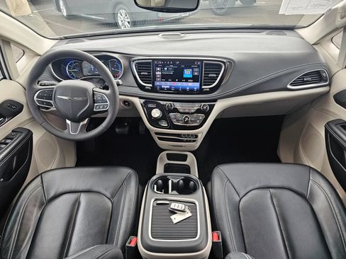 Used 2022 Chrysler Pacifica Touring-L FWD image 16