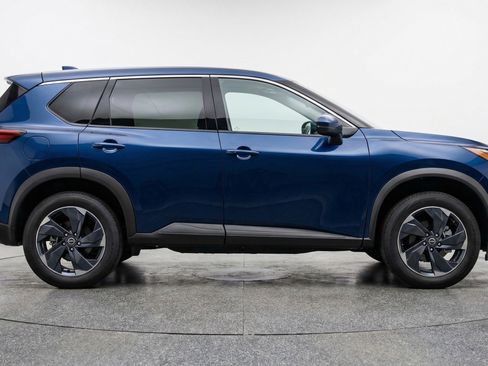 Used 2025 Nissan Rogue SV FWD image 11
