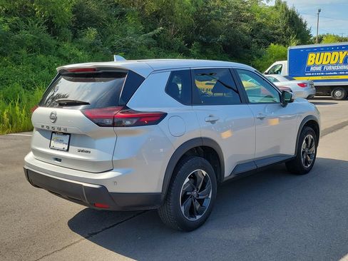 Used 2024 Nissan Rogue SV AWD/4WD image 3