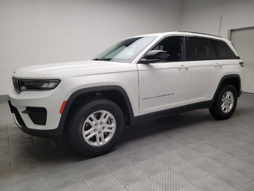 Used 2023 Jeep Grand Cherokee Laredo RWD image 2