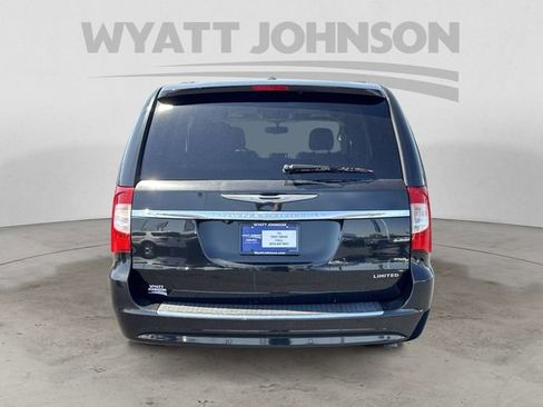 Used 2015 Chrysler Town & Country Limited Platinum FWD image 4