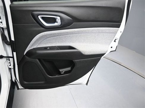 Used 2024 Jeep Compass Latitude image 25