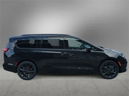 New 2026 Chrysler Pacifica Select image 9