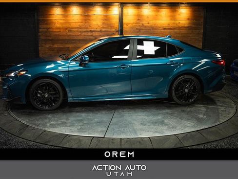 Used 2025 Toyota Camry SE image 1