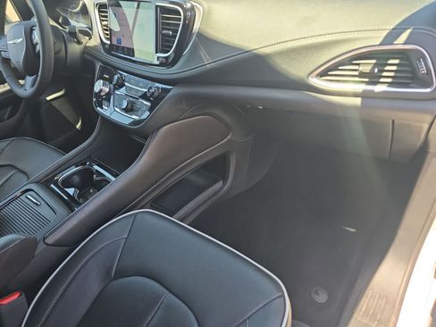 Used 2025 Chrysler Pacifica Limited FWD image 11