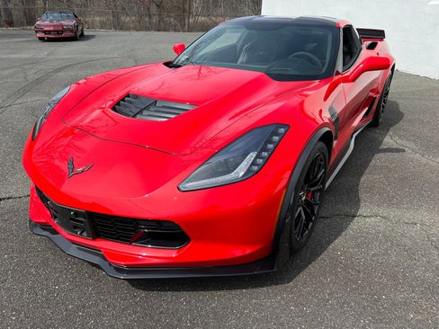 Used 2015 Chevrolet Corvette Z06 w/ 3LZ Preferred Equipment Group image 10