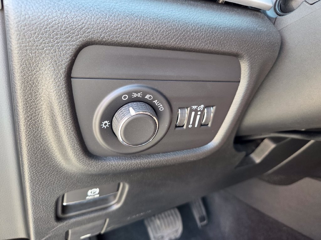 Used 2025 Jeep Grand Cherokee Altitude AWD/4WD image 25