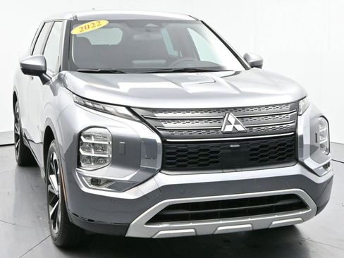 Used 2022 Mitsubishi Outlander SE image 2