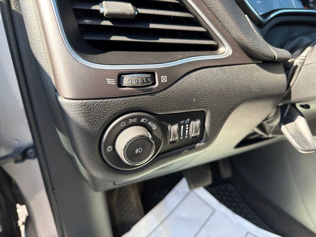 Used 2019 Jeep Cherokee Latitude Plus w/ Cold Weather Group AWD/4WD image 17