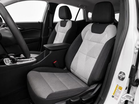 Used 2025 Chevrolet Trax LS FWD image 9