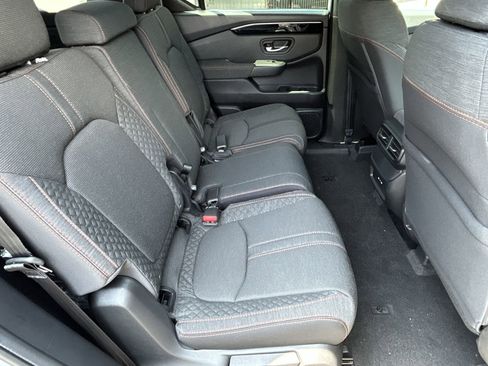 Used 2025 Honda Pilot Sport image 11