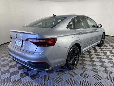 Used 2022 Volkswagen Jetta SE w/ Panoramic Sunroof Package image 9