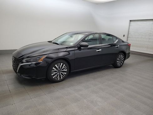 Used 2024 Nissan Altima 2.5 SV FWD image 2