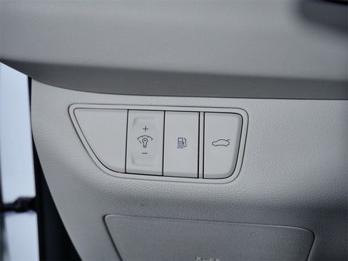 Used 2025 Genesis G70 2.5T image 24