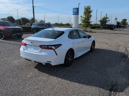 Used 2024 Toyota Camry SE FWD image 17