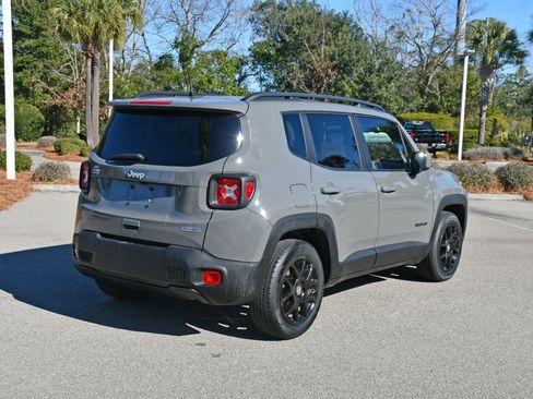 Used 2019 Jeep Renegade Latitude w/ Safety & Security Group II image 3