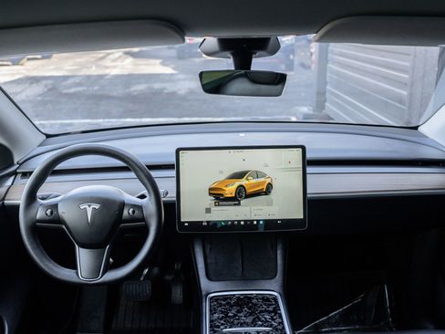 Used 2024 Tesla Model Y Long Range image 14