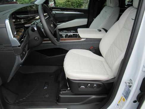 New 2026 Cadillac Escalade Platinum Sport w/ LPO, ONYX Package AWD/4WD image 17