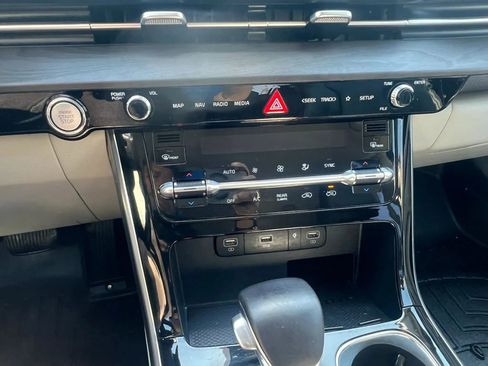 Used 2022 Kia Carnival EX FWD image 24
