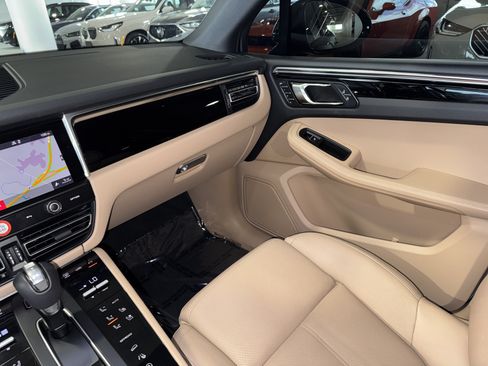 Used 2025 Porsche Macan AWD/4WD image 31