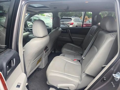 Used 2013 Toyota Highlander Limited AWD/4WD image 31