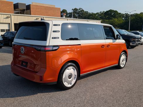 Used 2025 Volkswagen ID. Buzz Pro S Plus w/ Cupholders Package RWD image 3