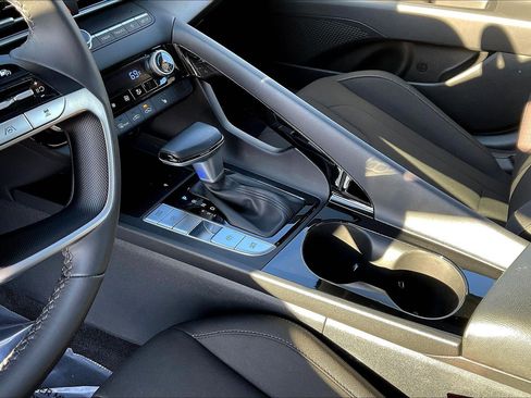 Used 2025 Hyundai Elantra SEL image 19